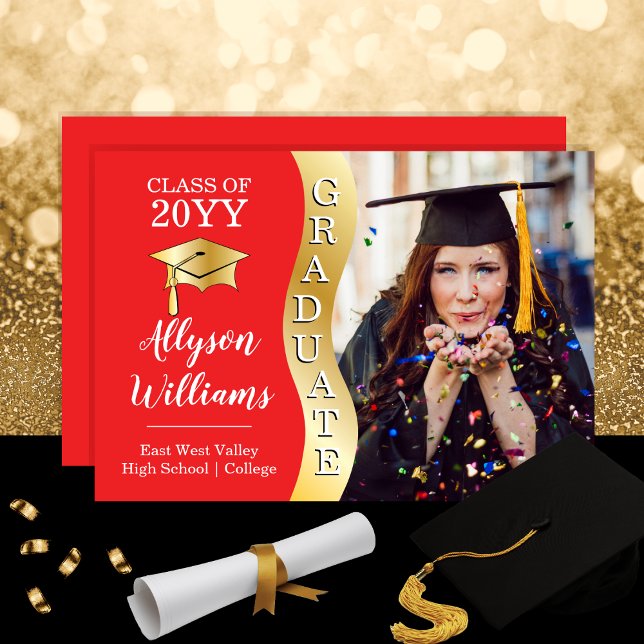 Faire-part Rouge | Gold Graduate Wave Grad Casquette photo (Red and Gold Tone "Graduate" Wave Grad Cap One Photo Graduation Announcement - Print | Download)