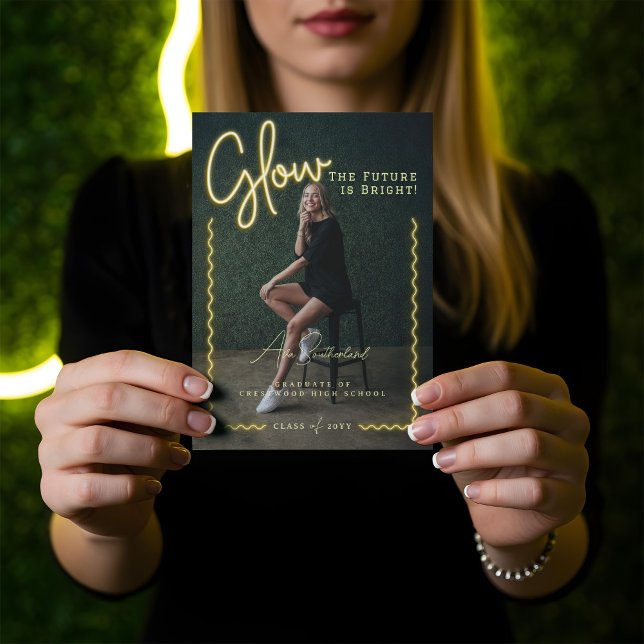 Faire-part Script de lumière moderne Yellow Neon Wavy Graduat (Modern Glow Script Yellow Neon Wavy Graduate Photo Announcement)