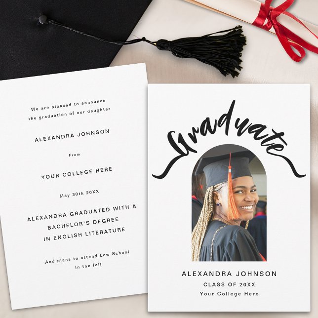 Faire-part Script de photos de remise de diplômes pour les di (Modern trendy arch photo graduation black and white announcement card stylish script)