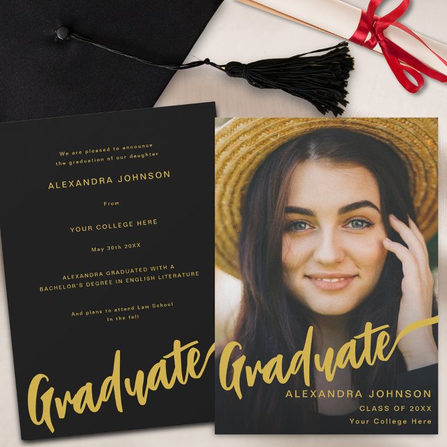 Faire-part Script d'or de photo moderne graduée noir (Minimalist graduate photo elegant gold script black graduation announcement card)