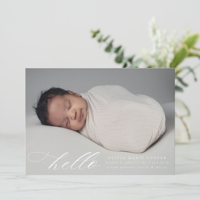 Faire-part Script moderne Hello Annouement de naissance (Debout devant)
