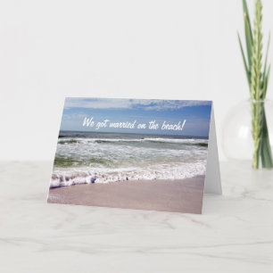 Faire-part Se briser ondule sur la plage sablonneuse