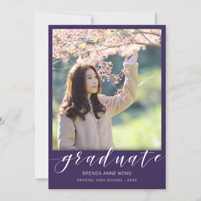 Faire-part Simple Graduation Photo White Script sur violet (Devant)