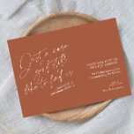 Faire-part Simple Moderne Funny Terracotta Rust Moving<br><div class="desc">Un design simple et moderne en terre cuite / rouille et blanc avec une citation amusante qui dit "Juste en coque vous aimeriez toujours nous trouver" et vous pouvez personnaliser le reste du message "et nous envoyer des cartes de Noël", ajouter votre nouvelle adresse, signature et un court message sur...</div>