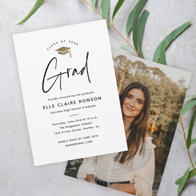 Faire-part Simple Script Photo de remise des diplômes noir et (Modern Elegant Script with Gold Cap Photo Graduation Announcement.)