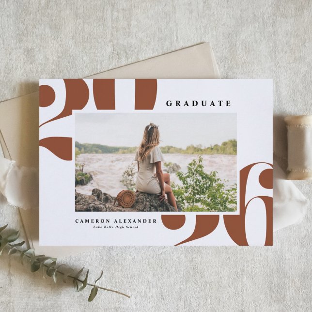 Faire-part Terracotta 2025 Typographie en gras Photo Remise d (Customizable terracotta photo graduation invitation featuring retro bold typography. )