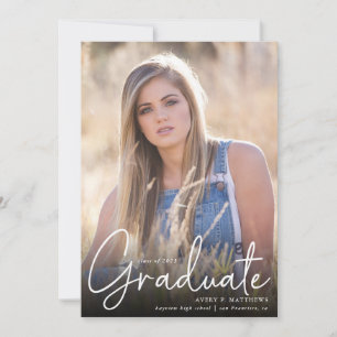 Faire-part Trendy Script Overlay Trois Diplôme Photo