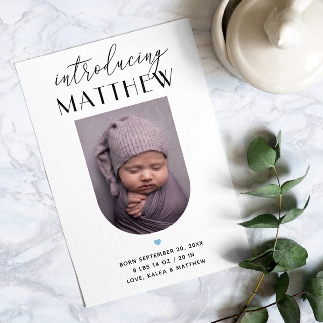 Faire-part Voici. Noir et blanc élégant script naissance (Créateur téléchargé)