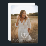 Faire-part White Caduceus RN Infirmière inscrite Graduation<br><div class="desc">Un faire-part photo élégant, neutre pour les hommes et les femmes, pour célébrer les qualifications professionnelles en soins infirmiers. Doté d'une photo à fond saigné sur l'avant avec du texte superposé et le symbole du caducée (avec l'abréviation "RN") entouré d'une couronne de laurier. Le texte modèle pour les détails du...</div>