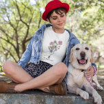 Faites de vous un T-shirt Fleur sauvage prioritair<br><div class="desc">Ce design avec la citation "Faites-vous une priorité" et une belle illustration d'une main donnant un beau bouquet de fleurs sauvages est le rappel parfait pour prendre soin de vos propres besoins et donner la priorité à vos soins personnels. La belle illustration présente une main tenant une belle bande de...</div>