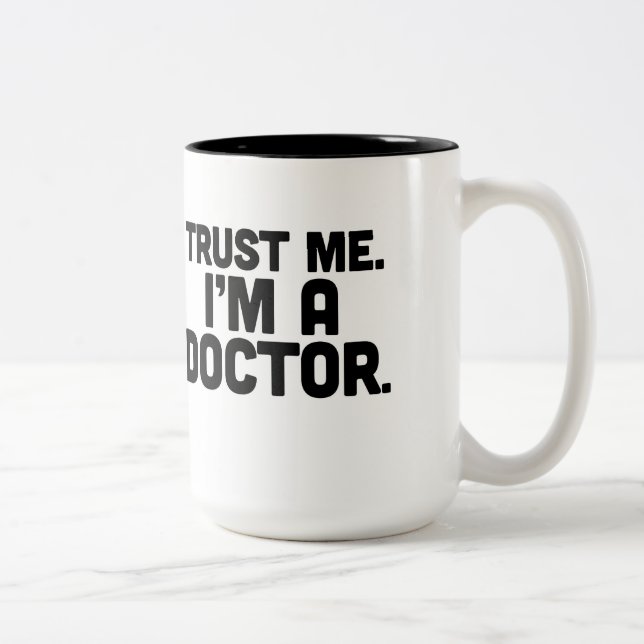 Faites-moi confiance, je suis un docteur Mug (Droit)