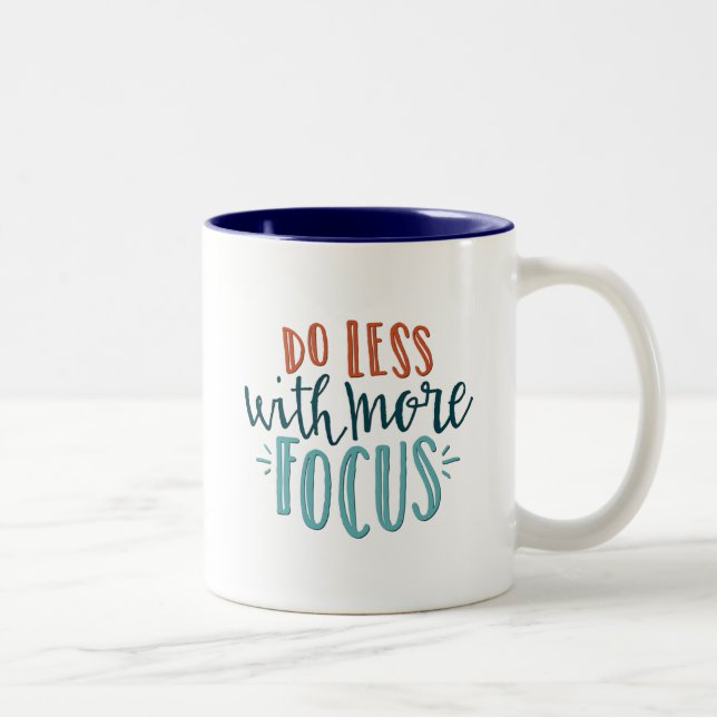 Faites moins avec plus de citation ciblée Mug (Droit)