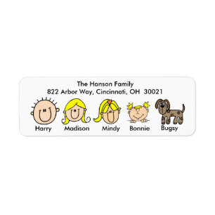 Famille avec des étiquettes de adresse de chien