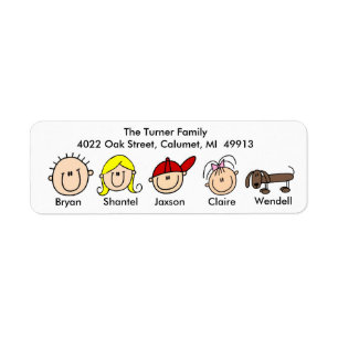 Famille avec des étiquettes de adresse de chien