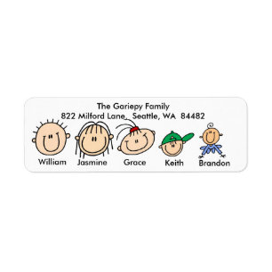 Famille avec trois étiquettes de adresse d'enfant