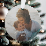 Famille de photos simple élégant Nom et année de s<br><div class="desc">Simple Photo Famille Élégant Script Nom et Année Ornement de Noël</div>