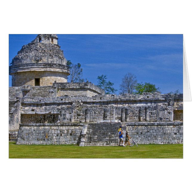 Famille de touristes passant devant un ancien Maya (Devant horizontal)