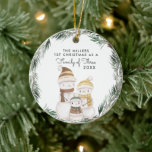 Famille de trois | Premier ornement de Noël<br><div class="desc">Le premier Noël parfait pour le premier Noël de votre famille avec votre nouveau bébé. Nos décorations de Noël personnalisées sont dotées de charmants bonhommes de neige rustiques, de votre nom de famille et sont personnalisées avec votre photo sur le dos. Ajoutez votre libellé personnalisé à cette conception à l'aide...</div>