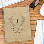 Famille monogramme emblème rustique personnalisé 2<br><div class="desc">monogramme personnalisé. nom de famille et année établie élégant rustique élégant style campagnard ocre beige burlap planner.        Un cadeau de conservation moderne pour les mariages,  anniversaires,  ménagères,  Thanksgiving,  Noël ou toute autre occasion.</div>