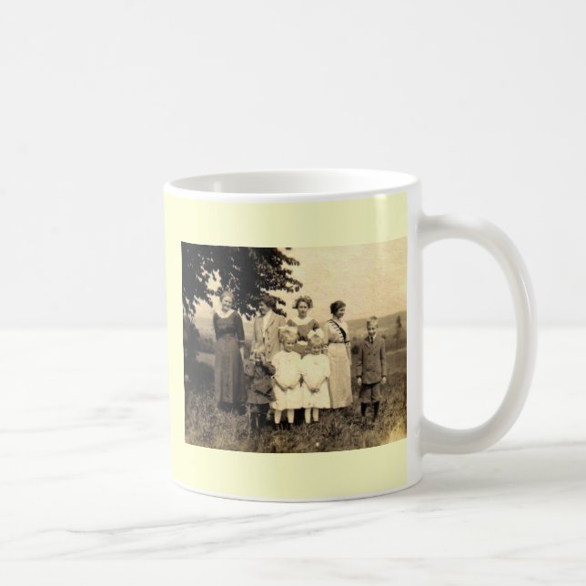 Famille recueillant la tasse (Droite)
