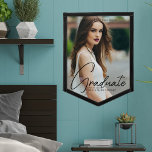 Fanion Chic Graduation manuscrite noir photo Script<br><div class="desc">Ce chic pennant photo de graduation présente un script noir écrit à la main sophistiqué sur une photo pleine tendance de votre diplômé. Customisez ce cadeau de grand gardien avec votre année et nom.</div>