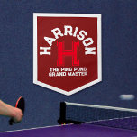 Fanion Nom et slogan bleu rouge personnalisé monogramme<br><div class="desc">Pennant personnalisé avec votre nom et nom de famille initiale et équipe ou slogan en blanc, bleu et rouge, actuellement lit Harrison H Le grand maître de ping pong. Personnalisez ce mur de style sportif audacieux accroché avec votre propre nom et nom initial et nom d'équipe ou ajoutez un slogan....</div>