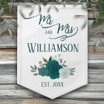 Fanion Turquoise Rose Rustic Boho Chic M. & Mme Mariage<br><div class="desc">Ce drapeau de manteau est beau, élégant et amusant. Conçu pour célébrer les jeunes mariés, il présente un design chic boho élégant avec un ensemble de roses d'aquarelle peints à la main dans les tons turquoises, turquoise et aqua. Le texte dit : M. et Mme avec le nom de famille...</div>