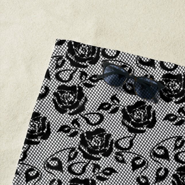 Faux Black Lace Rose Fishnet Beach Serviette (En situation)