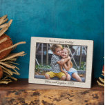 Faux Papier artisanal Nom personnalisé Plaque phot<br><div class="desc">Une excellente façon de montrer à votre père combien ils s'intéressent, cette mignonne plaque photo affiche la photo de vos enfants sur un papier à la mode arrière - plan à l'apparence naturelle (le papier fait à la main a été photographié en haute résolution, puis numérisé avec soin, pour ce...</div>