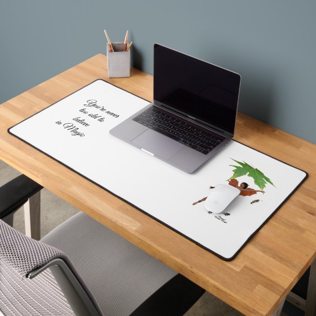 Fée Cute Avec Mat De Bureau À Ailes Brown (Bureau 2)