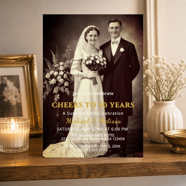 Félicitations pour 50 Ans Invitation Photo Élégant (Elegant 50th anniversary invitation with vintage photo and warm gold details)