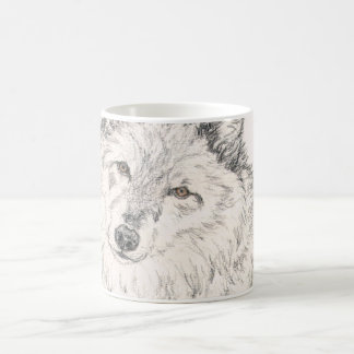Femelle de tasse de café de loup alpha