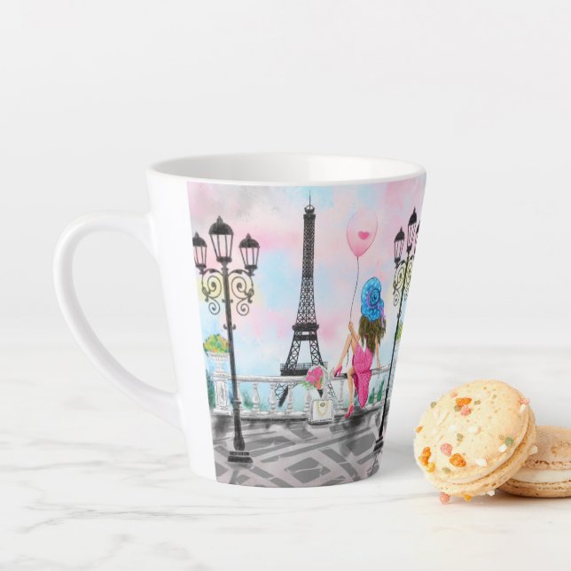 Femme À Paris Tour Eiffel Latte Mug (En situation)