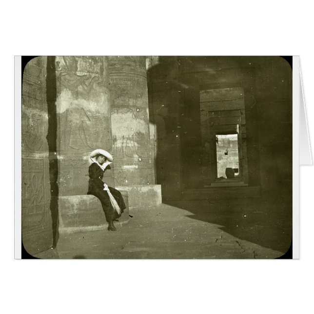 Femme au temple Kom Ombo, Egypte, début des années (Devant horizontal)