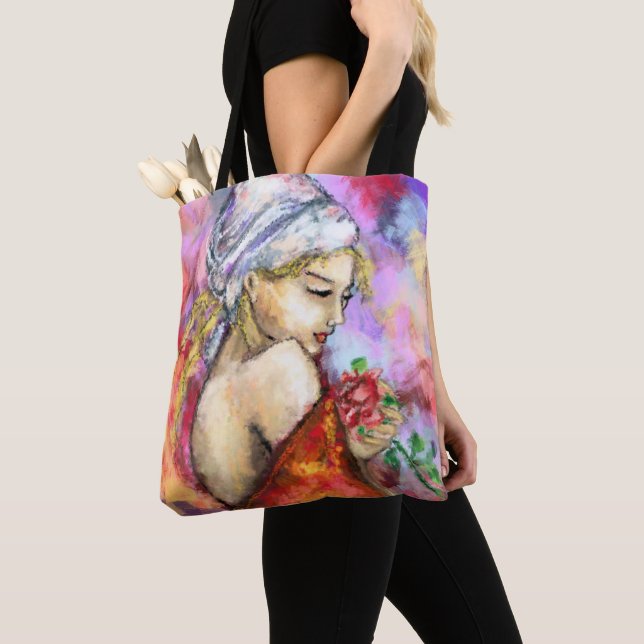 Femme avec Sac fourre-tout Rose (De près)