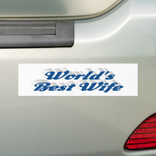 Femme avec sticker pare-chocs en texte bleu