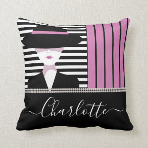 Femme chic branchée avec oreiller à jetons casquet