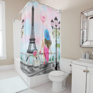 Femme dans le rideau de douche de Paris