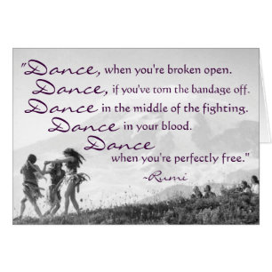 Femme de marionnettes tziganes dansant librement