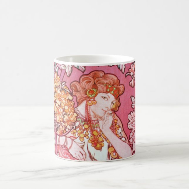 Femme de Mucha parmi la tasse de Nouveau d'art de (Centre)