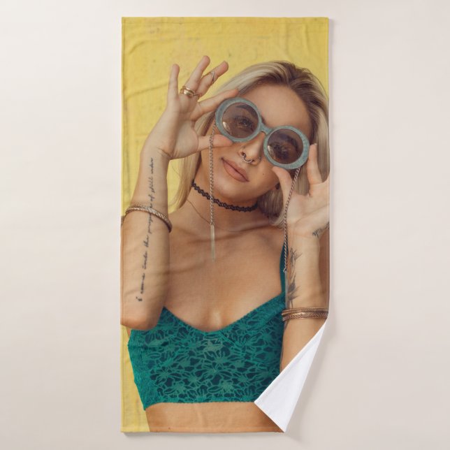 Femme en bralette bleue tenant des lunettes de sol (Serviette de bain)