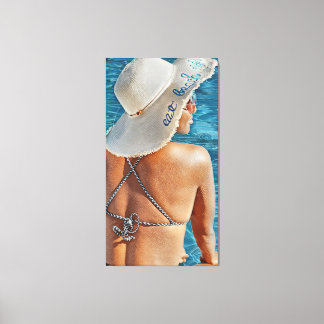 Femme en Casquette à la piscine grande toile