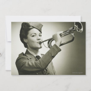 Femme en uniforme de soldat