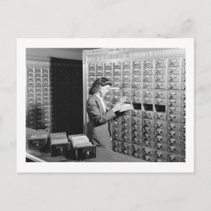 Femme et catalogue de cartes de bibliothèque Inspi
