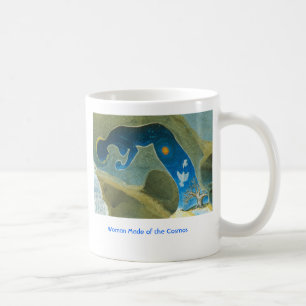 Femme faite du cosmos/de tasse
