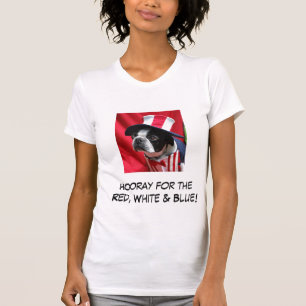 Femme hourra pour le T-shirt rouge et bleu de
