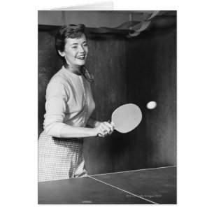 Femme jouant au ping-pong