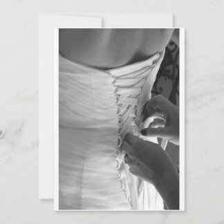Femme lacer la main robe mariage dos