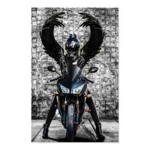 Femme motard avec affiche d'ailes