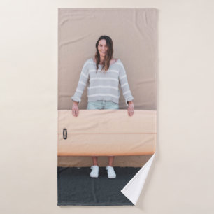 Femme portant gris et blanc rayé à manches longues